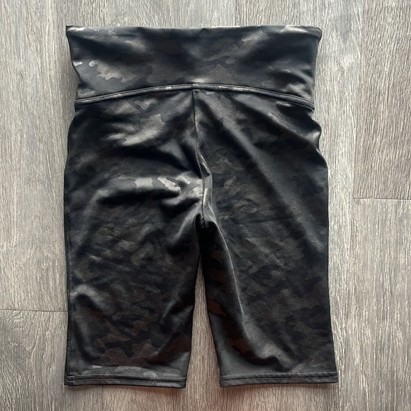 Spanx Faux Leather Biker Shorts ✧ Matte Black Camo ✧ Size S - Picture 3 of 4